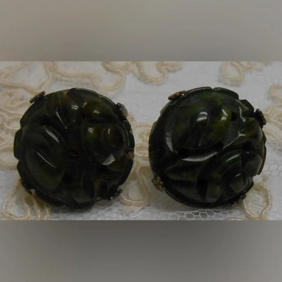 BAKELITE Vintage 1940s Screw-back Spinach Green Earrings Heavy Carved Pattern - Picture 1 of 5